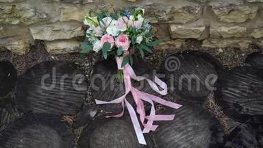 白色和粉红色玫瑰花束。 新娘的婚礼花束。 新人的晨间准备.. 花卉